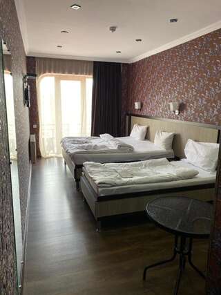 Отель 7 Baits Hotel Тбилиси Трехместный номер с балконом-6