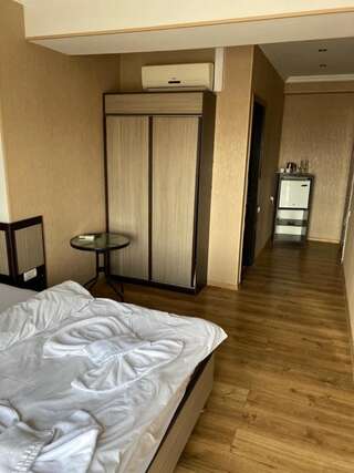 Отель 7 Baits Hotel Тбилиси Двухместный номер с 1 кроватью или 2 отдельными кроватями и балконом-8